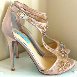 Betsey Johnson Peep Toe Heel Size 7.5 B Special Occasion T-Strap Sandals. Pink